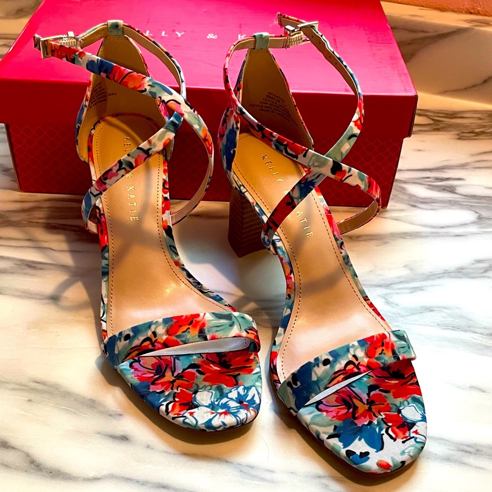Floral sandals. Brand new. Size 8